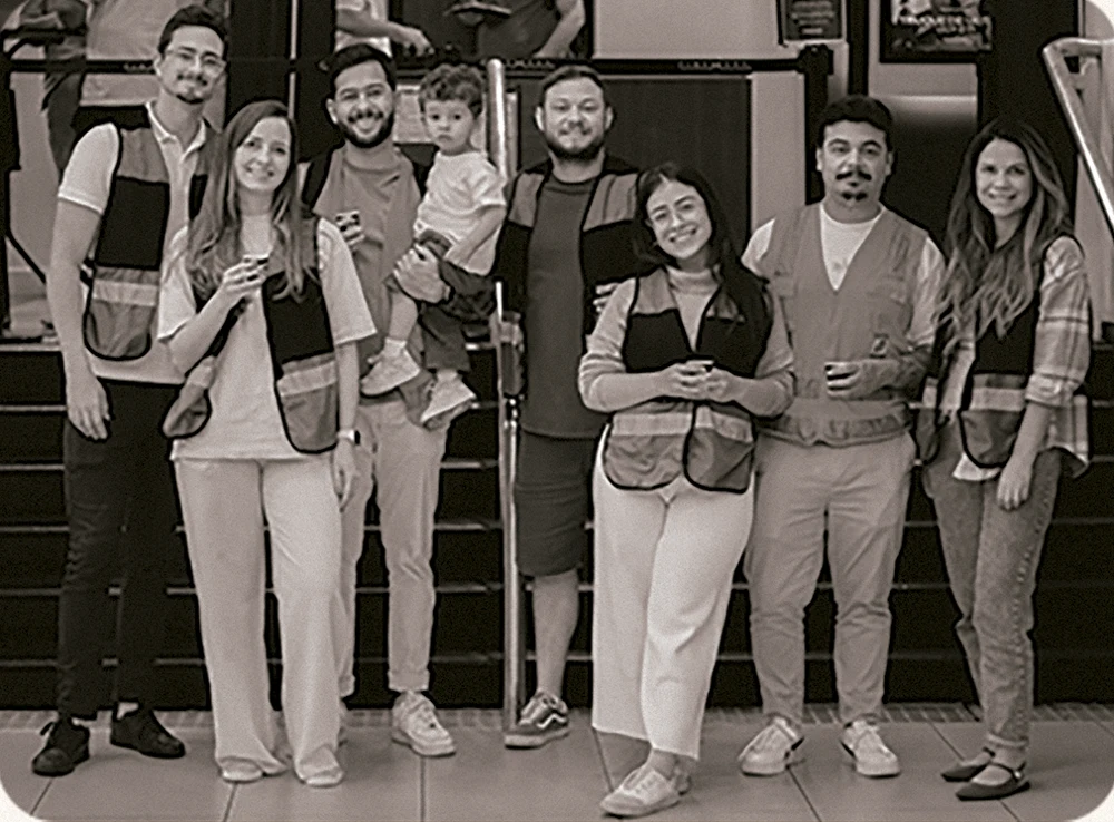 Um grupo da Igreja no Cinema reunido no shopping